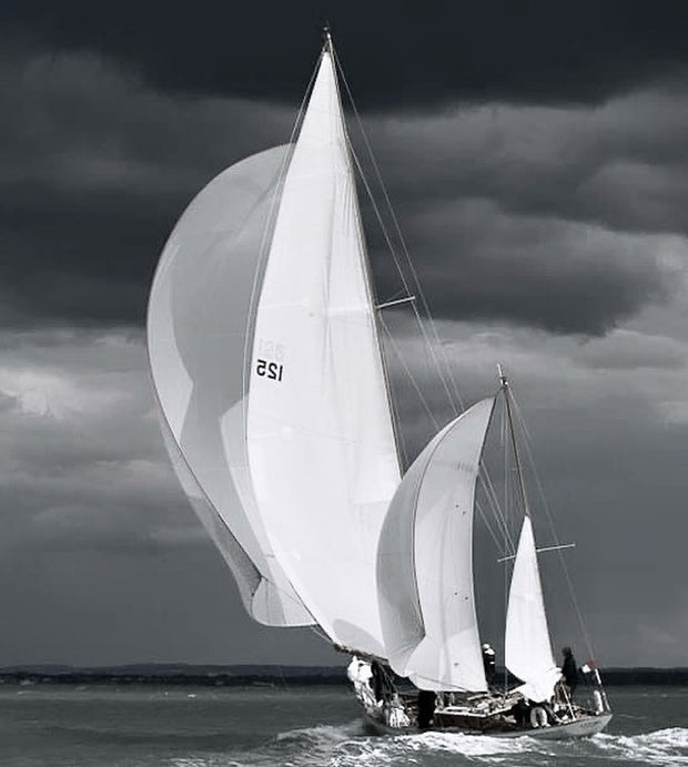 Sailing yacht yawl au format 20x25 sous cadre verre, blanc ou noir @atmosphera