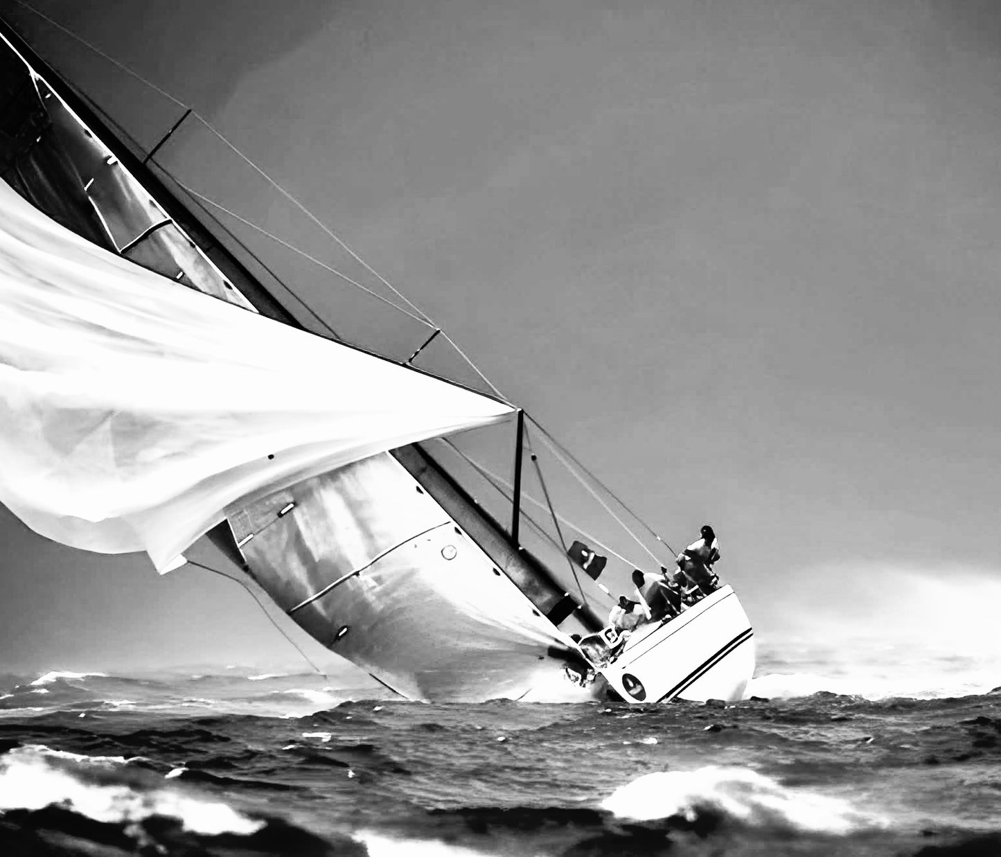 Voilier sous spinnaker part au lof dans le solent sous verre cadre noir 20x25.  Emballage hyper protégé