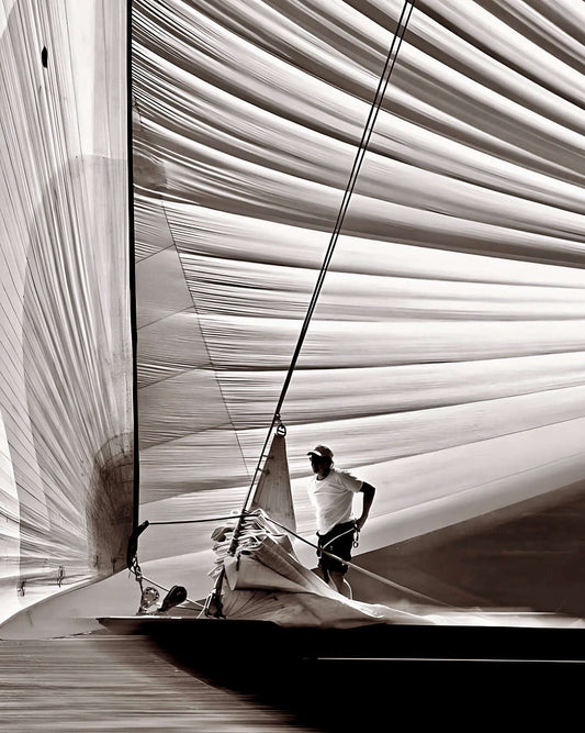 Homme et Spinnaker 20x25 sous verre et cadre blanc . Emballage protégé