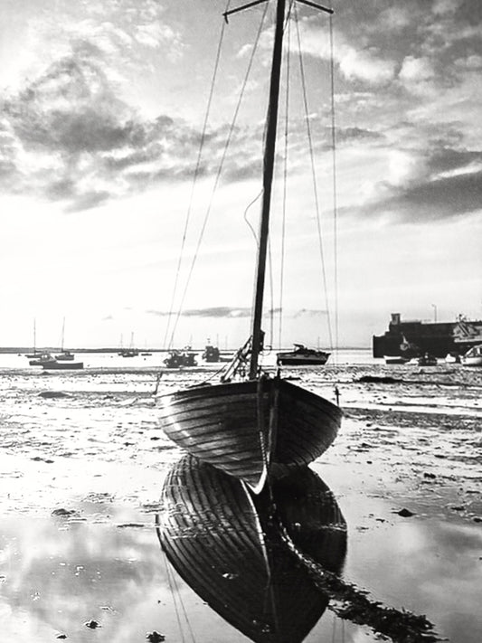 Sailboat stranded at low tide under glass 20x25 (8/10 p.) white frame. Protected packaging